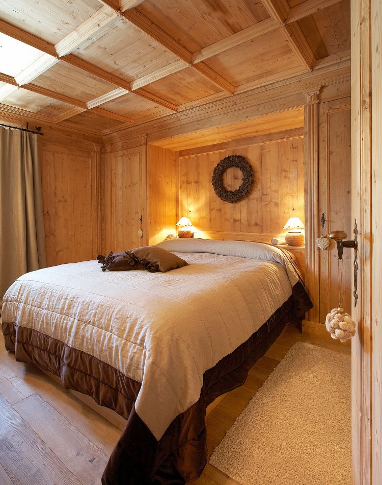 boiserie per stanza di hotel in abete antico con soffitto a cassettoni