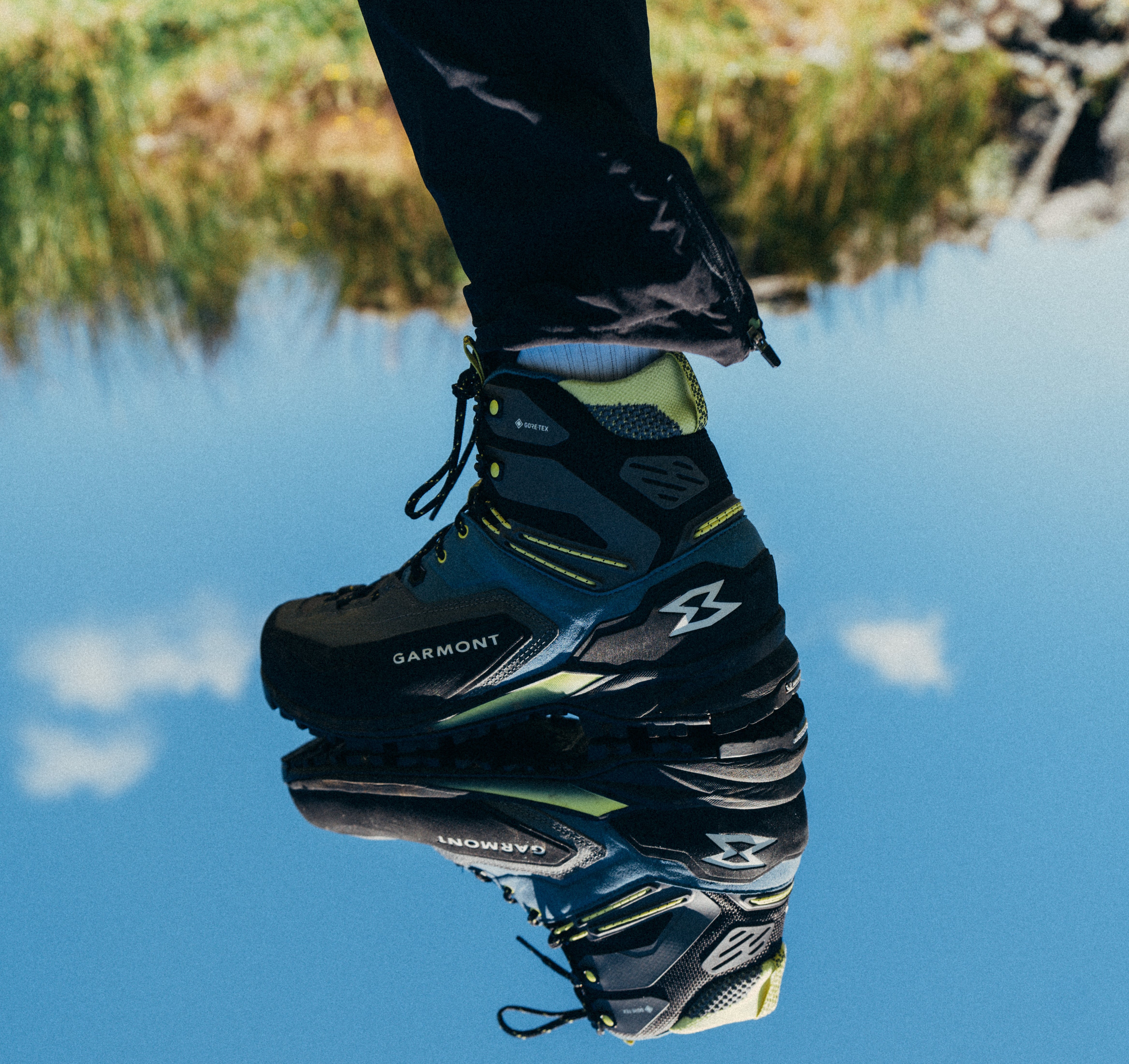 AKRON MID GTX®: men's blue mid-cut trekking boots | Garmont Outdoor