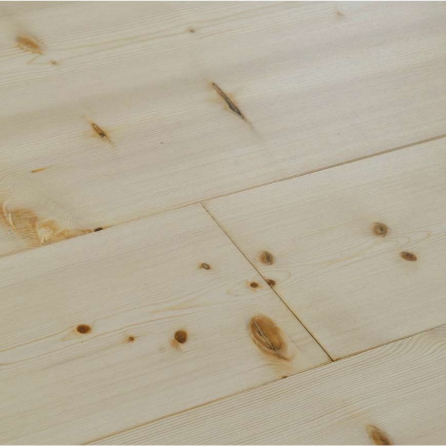 pavimento in legno di abete nuovo e chiaro