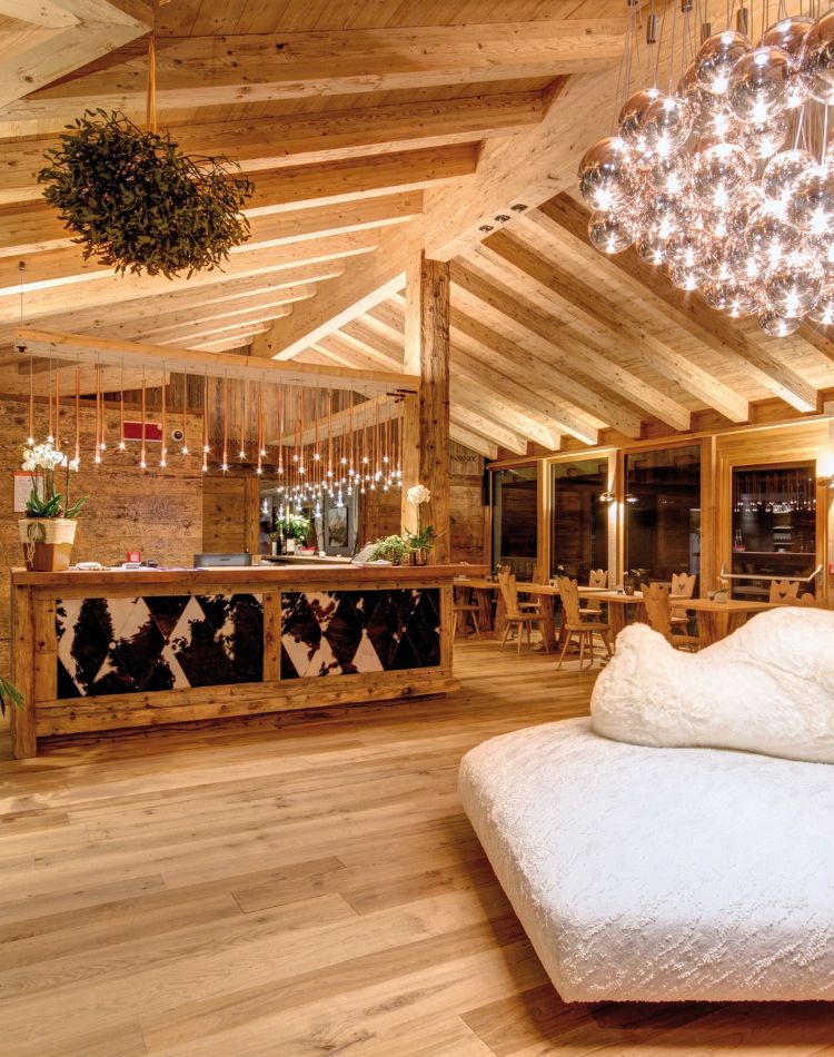 albergo con pavimenti in rovere e rivestimenti in abete