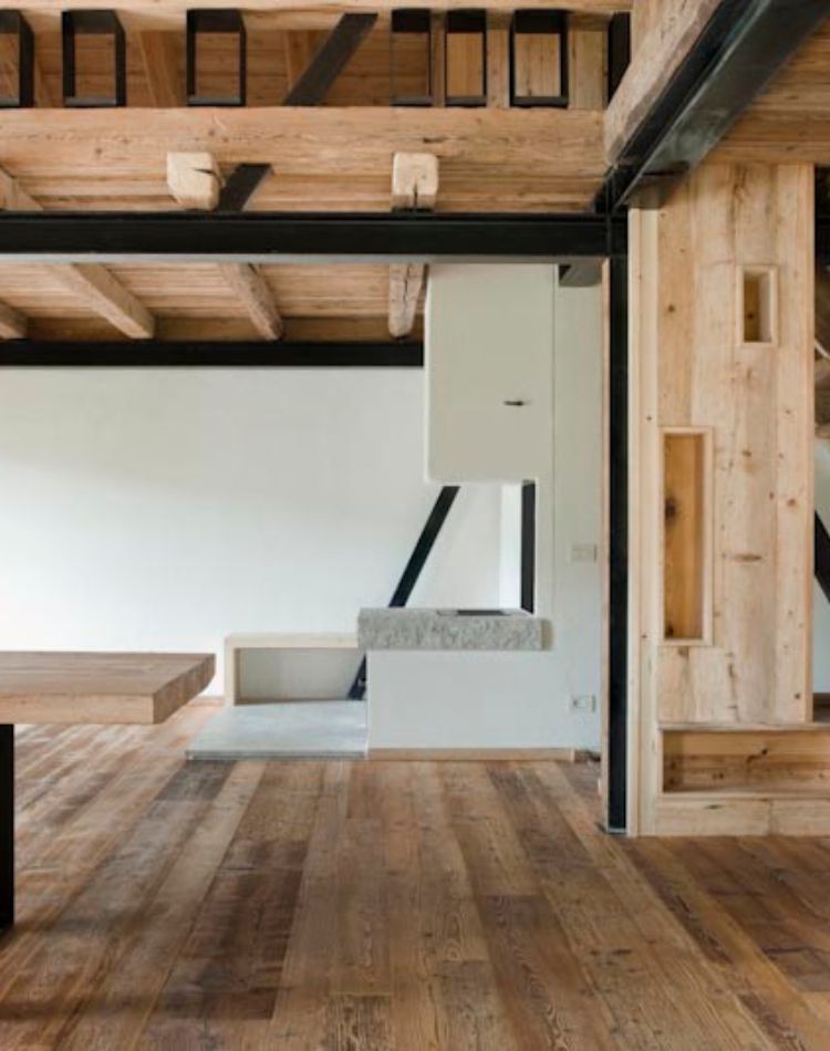 abitazione con pavimenti, soppalco e rivestimenti in legno di abete