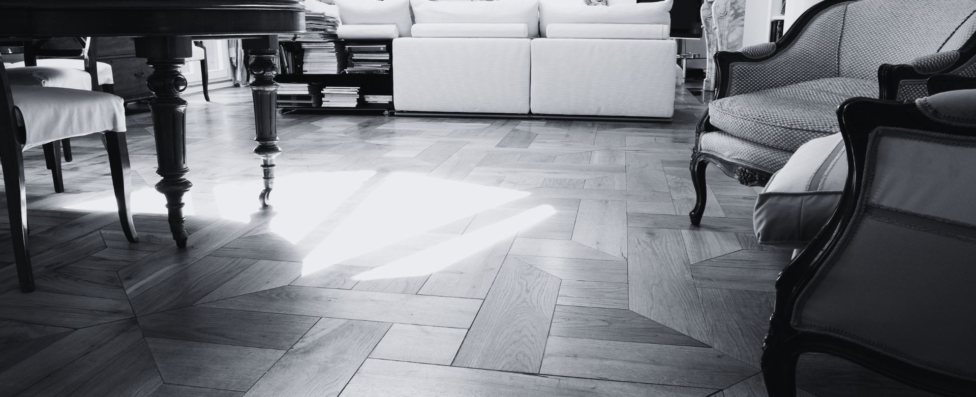 Rivestimento scala e pavimenti a disegno in rovere antico    