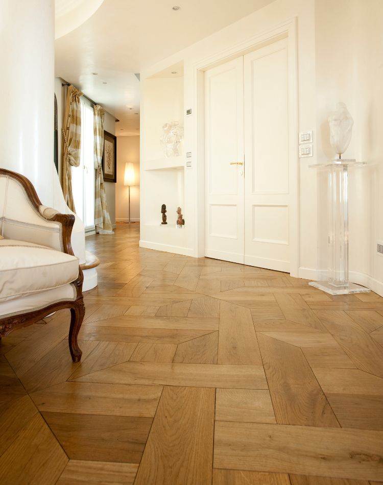 soggiorno con pavimenti in rovere antico 