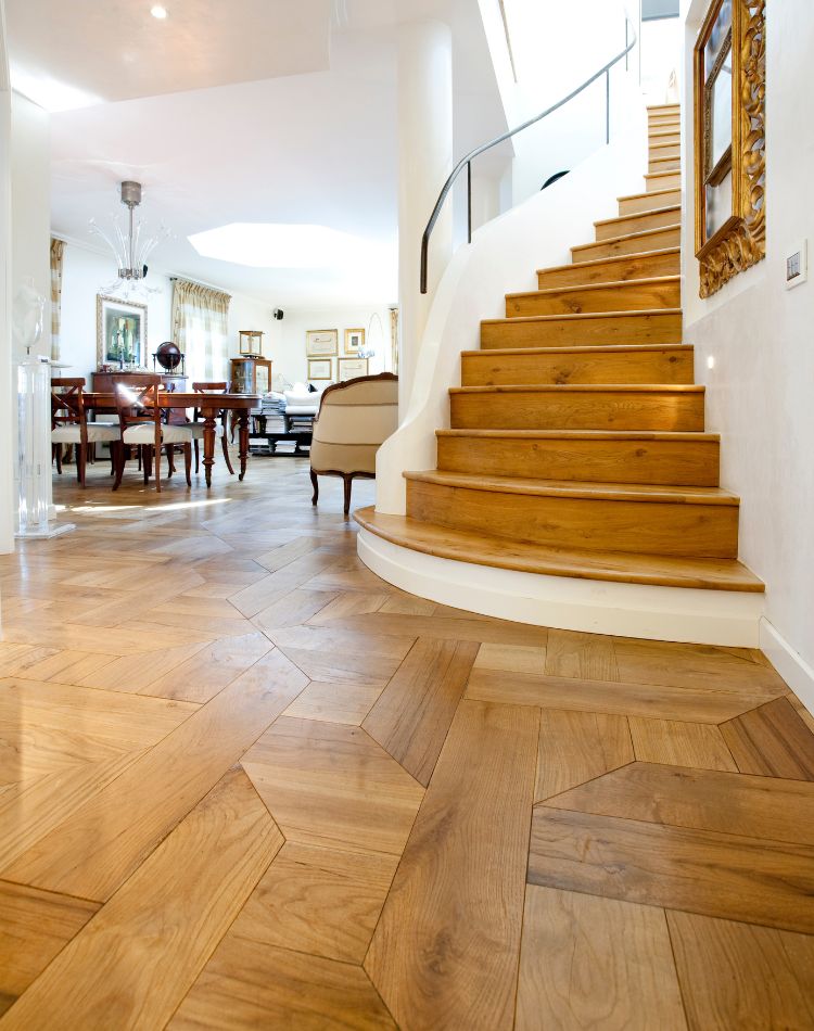 scala interna con gradini rivestiti in legno rovere antico