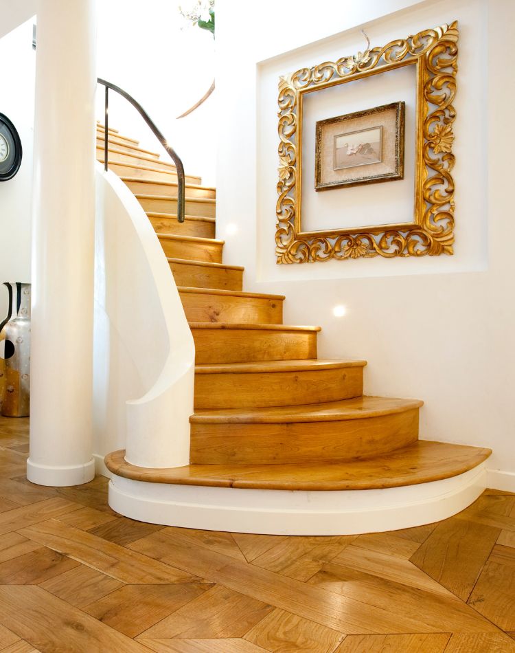 scala in legno di rovere antico per soggiorno