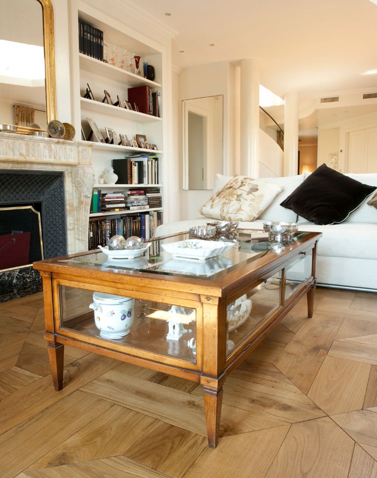 soggiorno con pavimento a disegno in legno di rovere antico