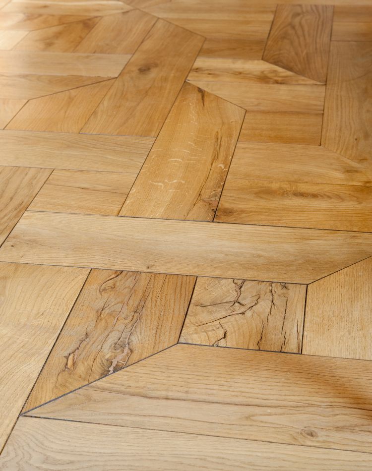 pavimento con disegno personalizzato in legno di rovere antico