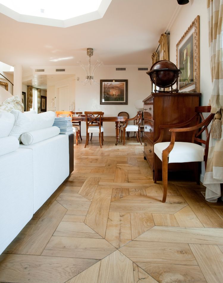 soggiorno con parquet in rovere antico composizione a disegno