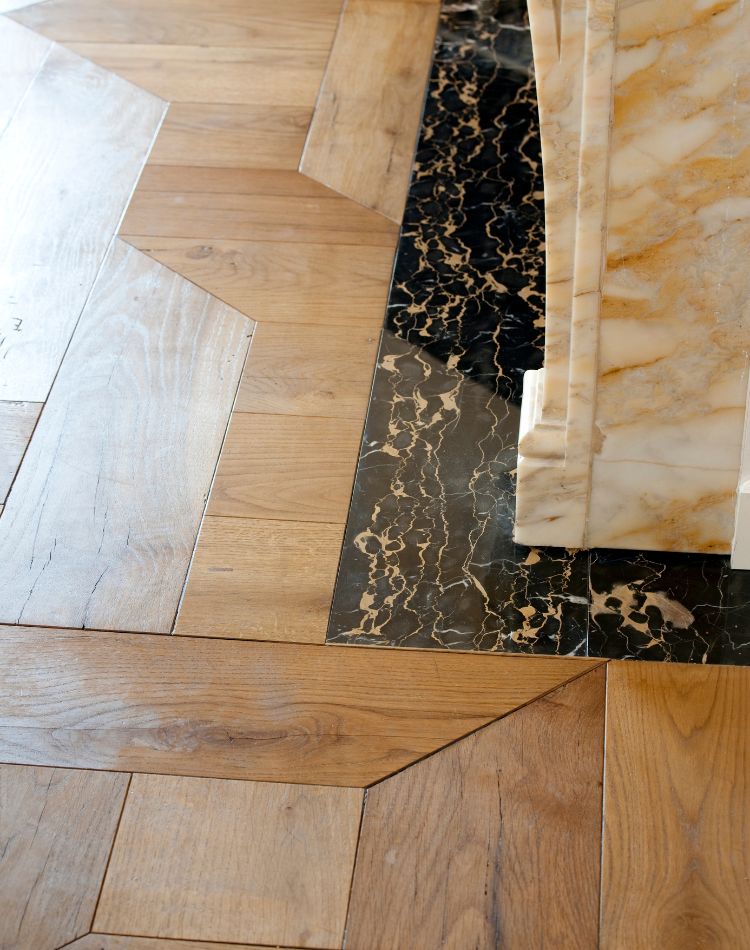 pavimenti in rovere con cornici in pietra