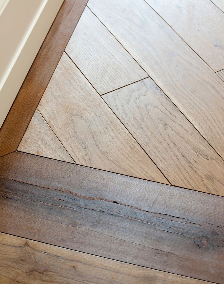 pavimento in legno con cornici in rovere antico