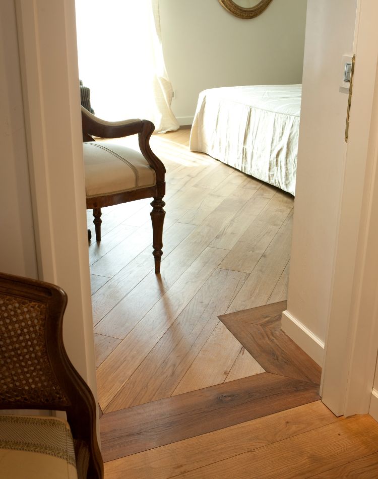 camera da letto con pavimenti in legno rovere antico