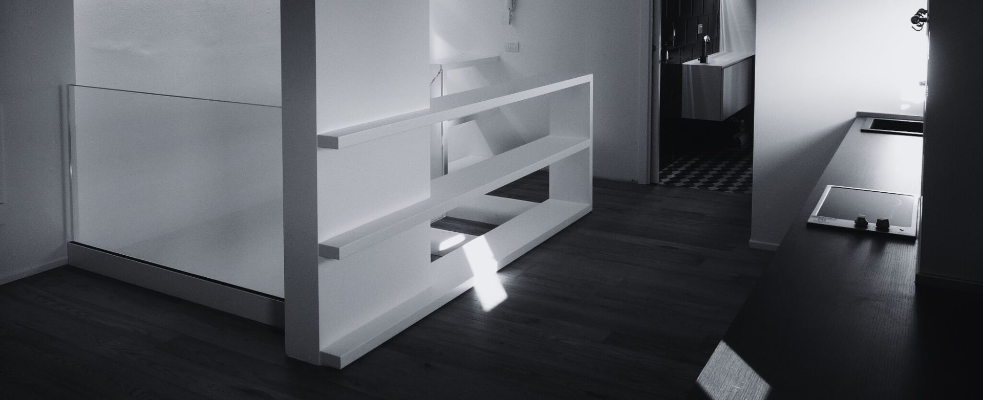 Pavimenti e scala in rovere vecchio con tonalità grey     