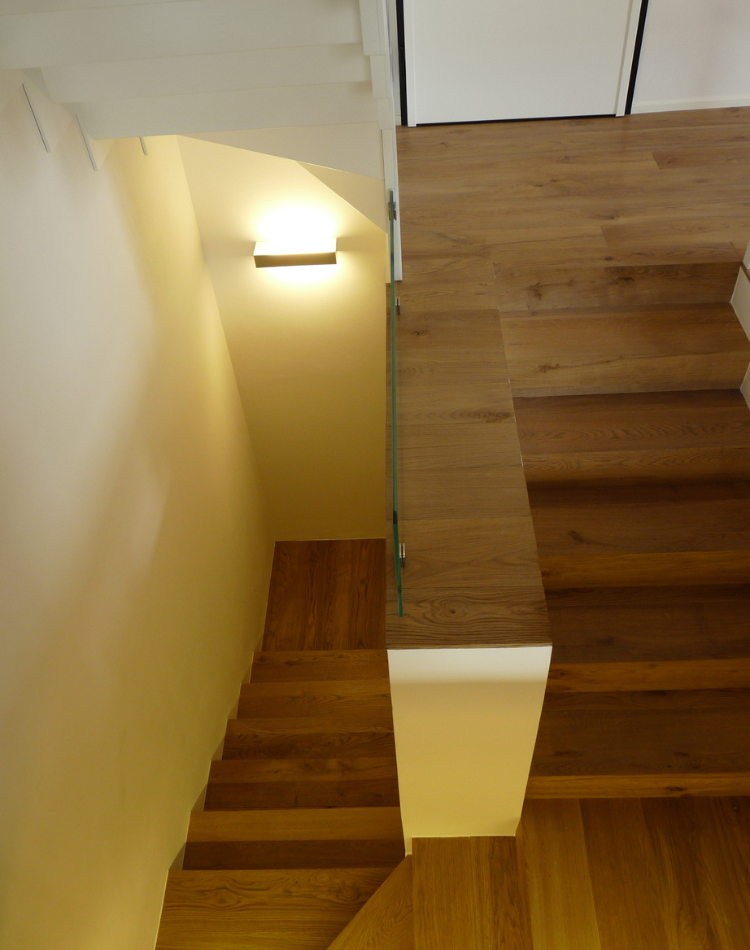 scala in legno di rovere vecchio per soggiorno