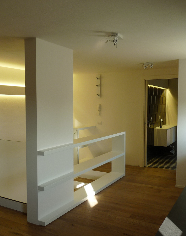 cucina con pavimento in legno di rovere vecchio