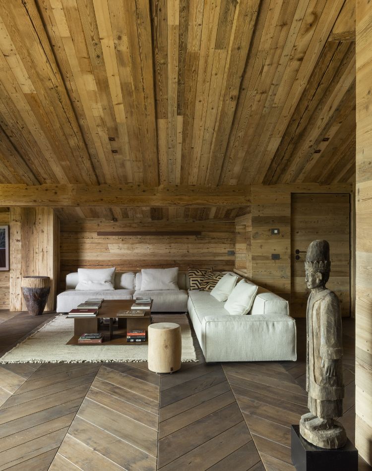 casa con rivestimenti e boiserie in abete antico 