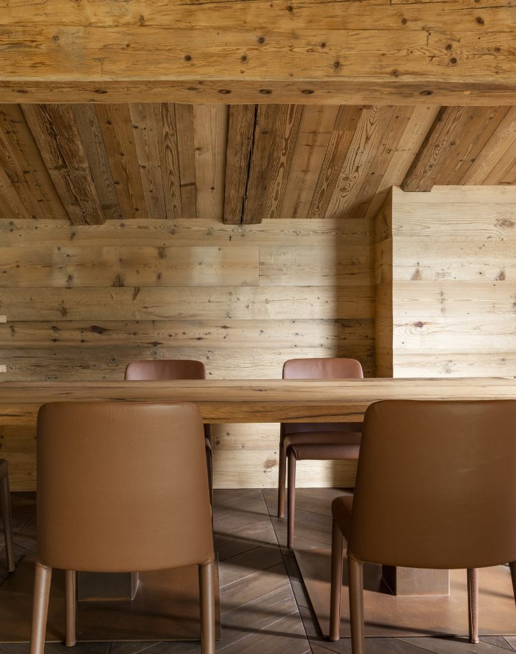 soffitti in abete antico e tavolo massiccio