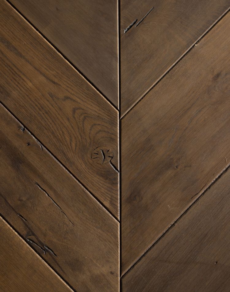 parquet in rovere con posa a spina di pesce francese