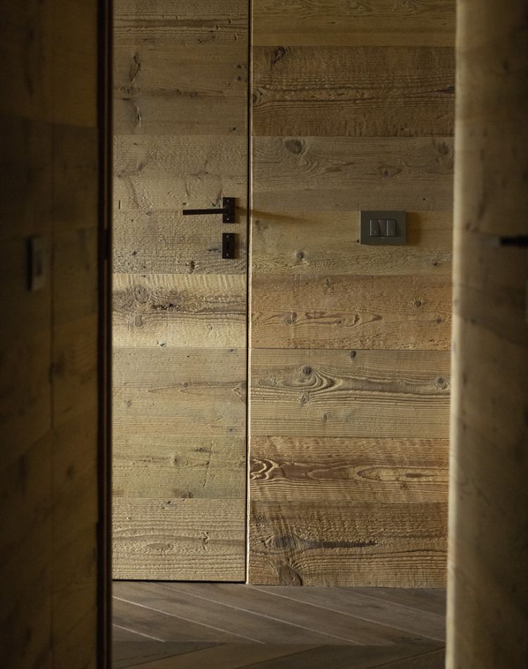 boiserie con porta a scomparsa integrata in legno d’abete