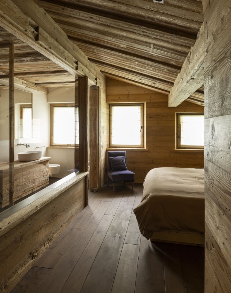 camera su misura in legno d’abete con bagno vetrato