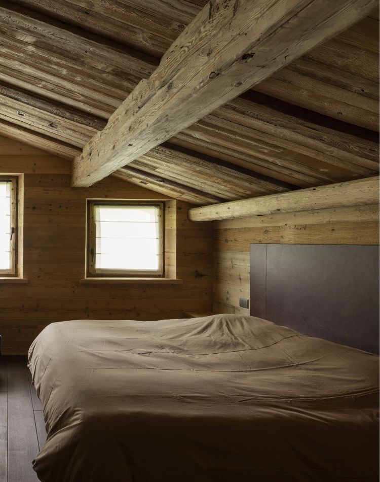 camera patronale con bagno rivestito in legno d’abete