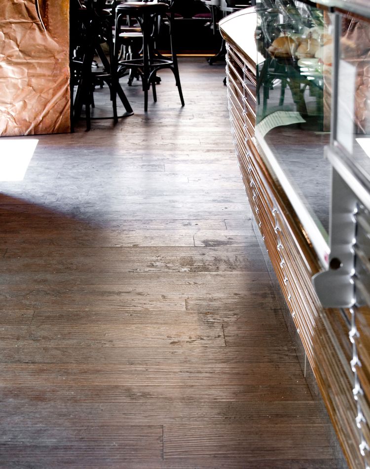 pavimento in legno prefinito per caffè bar