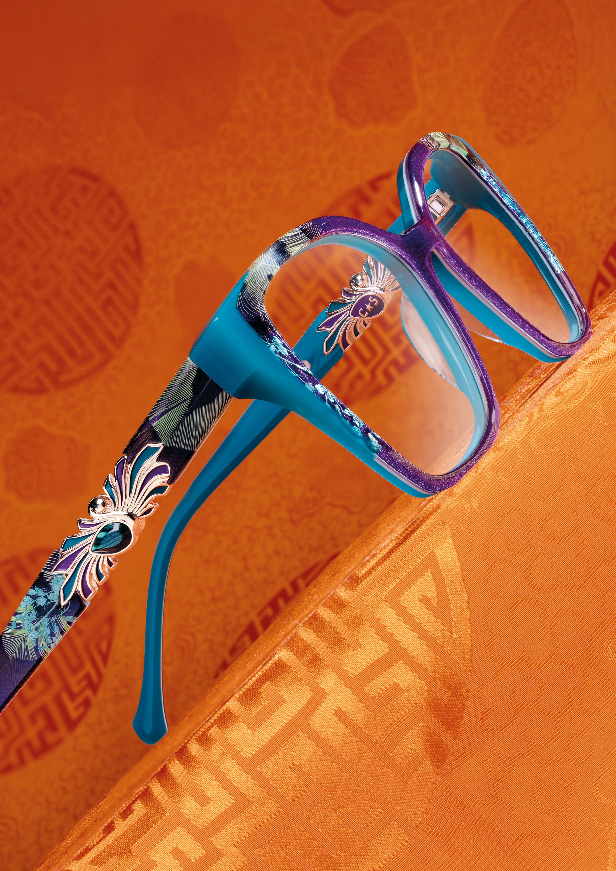  Elegant woman with stylish glasses holding a delicate flower.