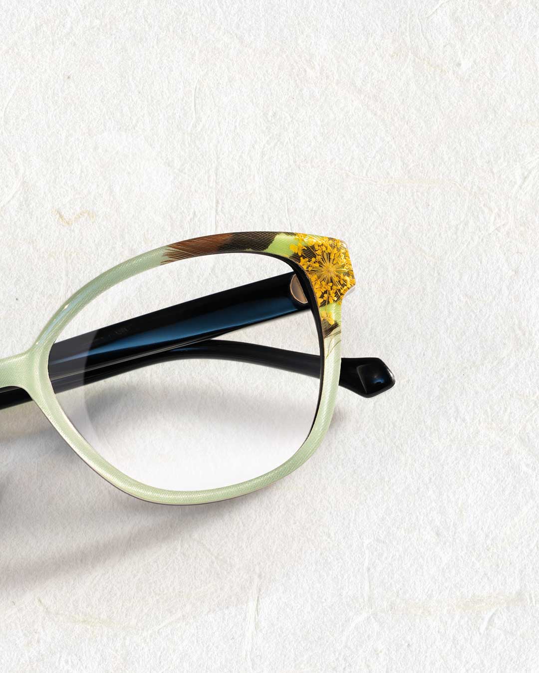 glasses background red