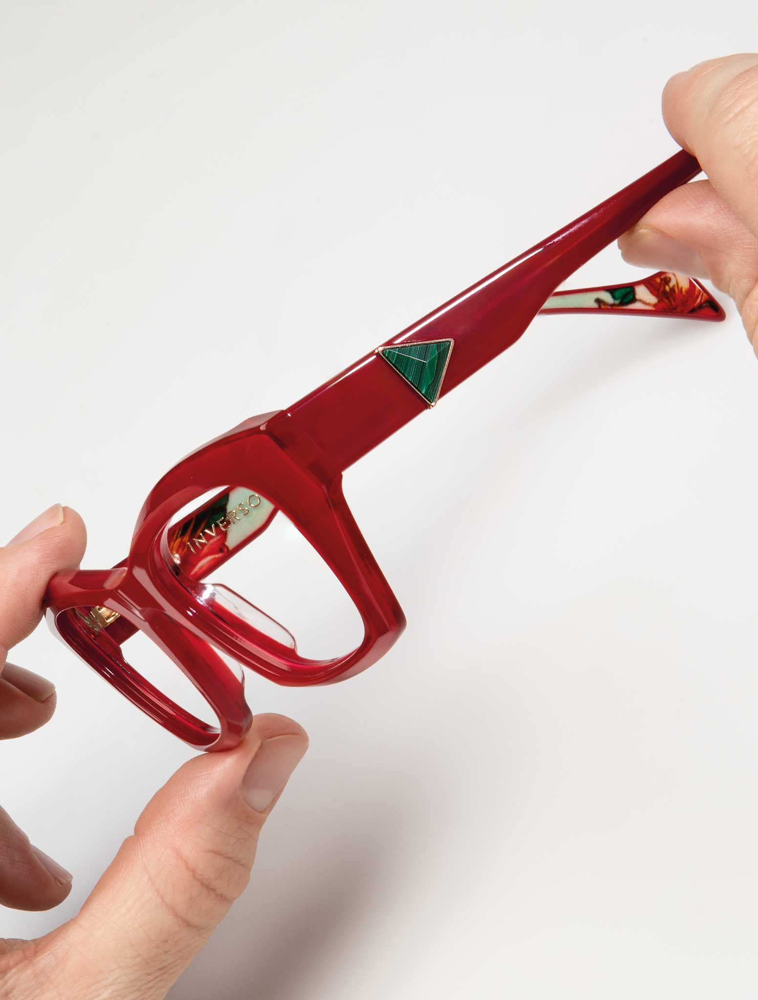 glasses take hands inverso