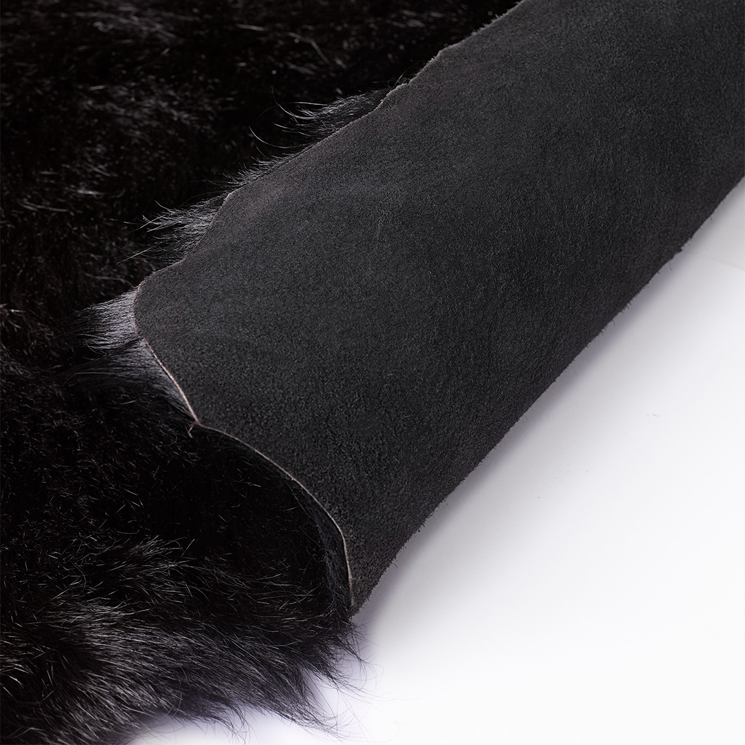 Tappeto PELLE COLORATA TESTA DI MORO – Eleganza e stile con un tocco vivace