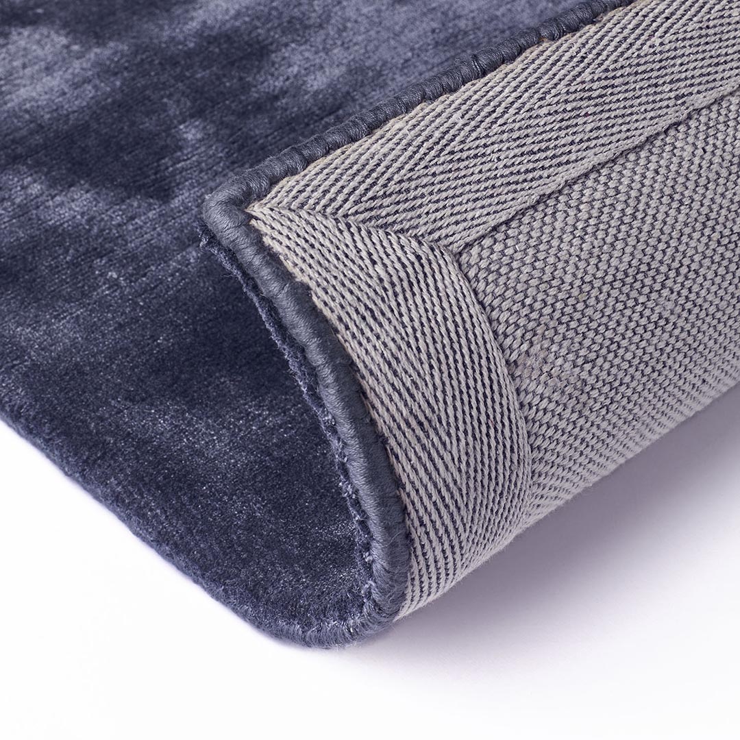 Tappeto EUCALYPTUS DARK NAVY: Raffinatezza Monocromatica per i Tuoi Spazi