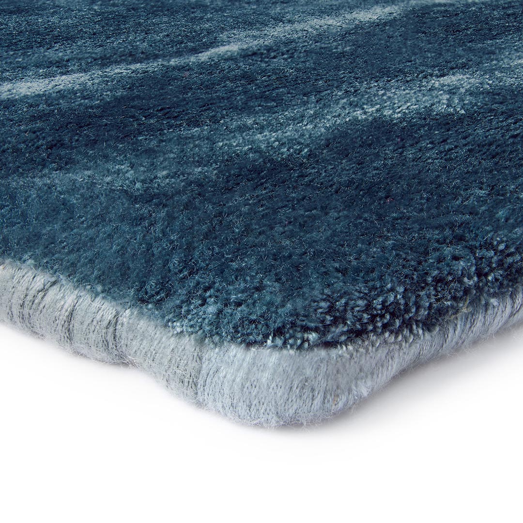 Tappeto LUCE POWDER BLUE: Sobrietà e Raffinatezza per i Tuoi Ambienti