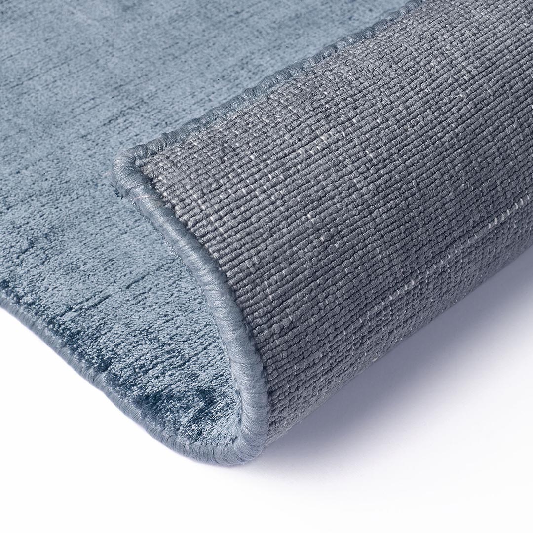 Tappeto LUCE POWDER BLUE: Sobrietà e Raffinatezza per i Tuoi Ambienti
