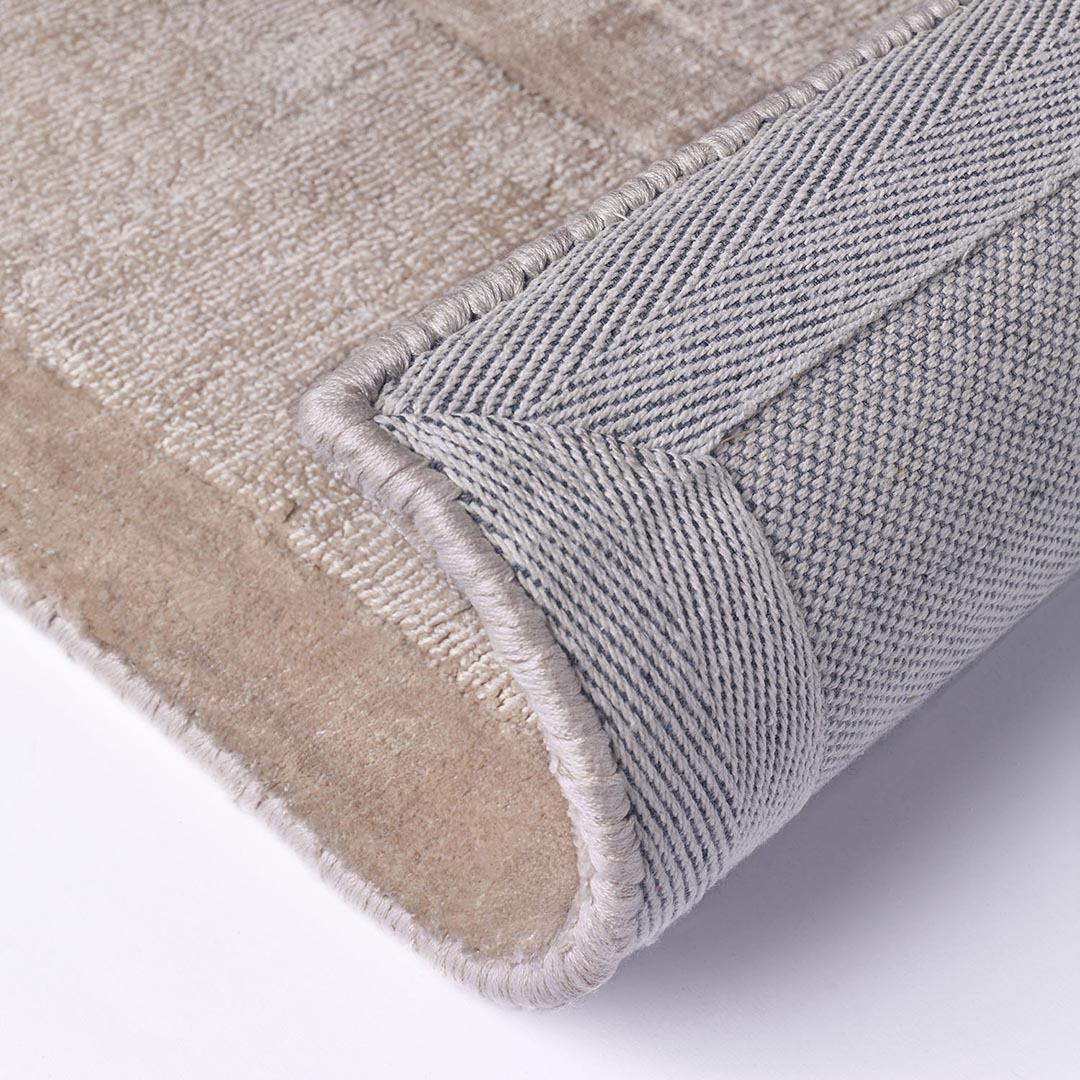 Tappeto DOMINUS DAINO: Eleganza Geometrica e Comfort per il Tuo Salotto