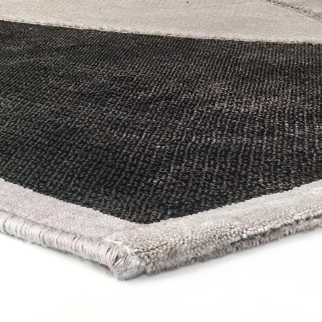 Tappeto GABRIELLE 1120X/Q13: Geometria e Stile per i Tuoi Spazi