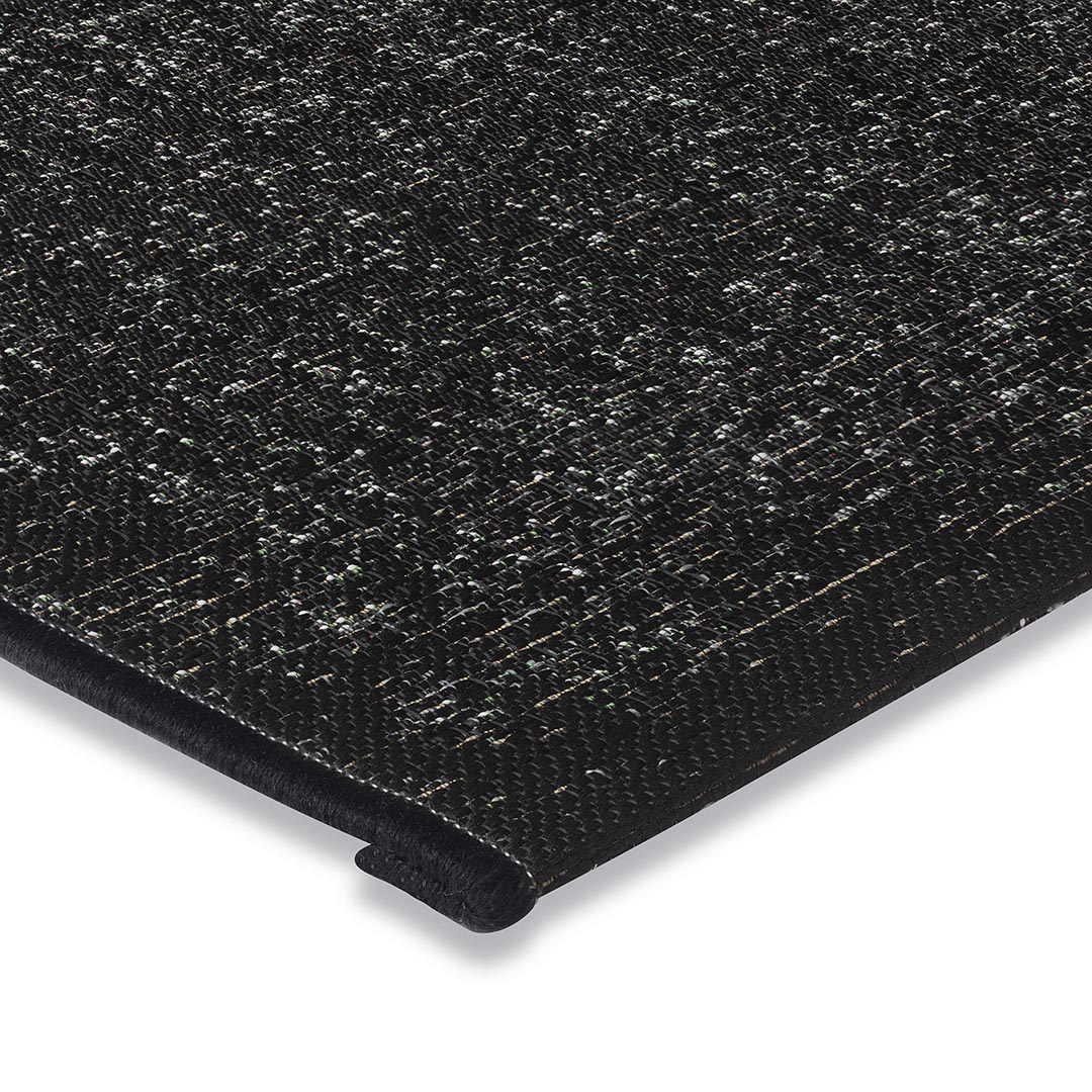 Tappeto MAYA BLACK: Eleganza Monocromatica per Interni ed Esterni