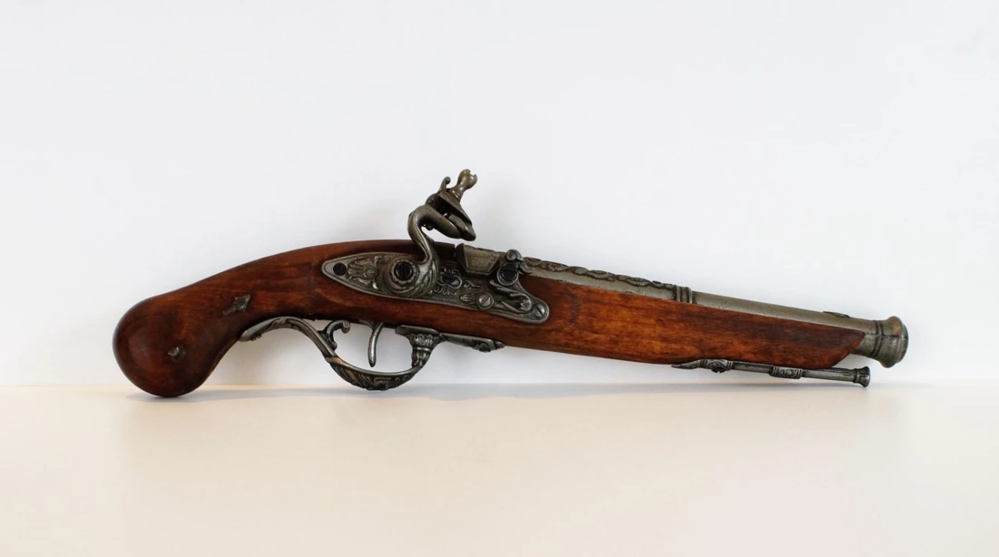 CHI HA INVENTATO LA PISTOLA: "L’enigma del primo colpo