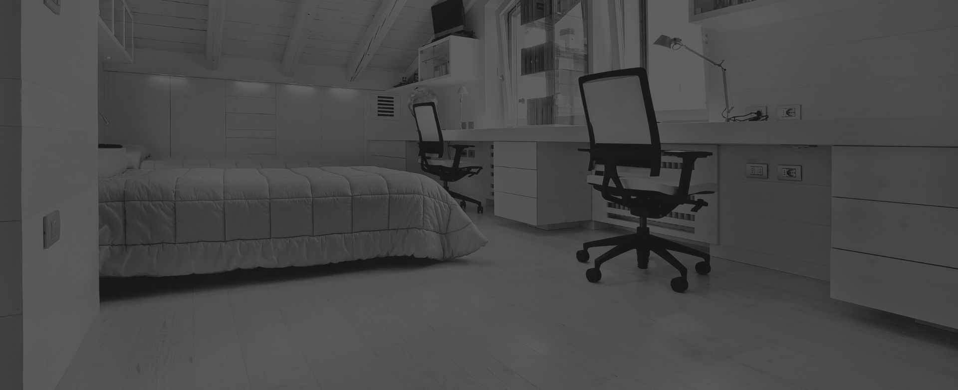 soffitti in legno,  pavimenti in legno e boiserie in larice antico sbiancato. 