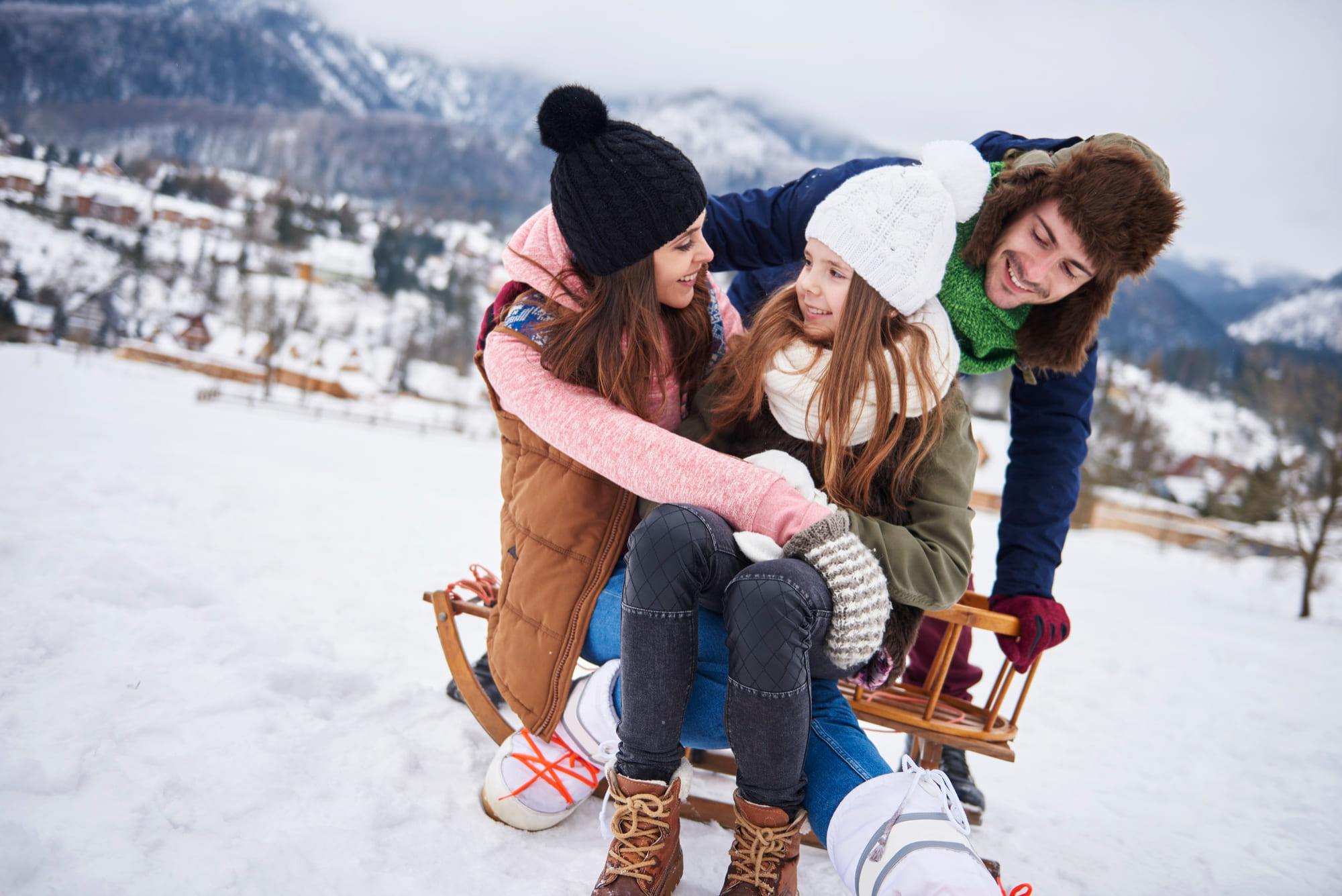 famiglia felice in settimana bianca
