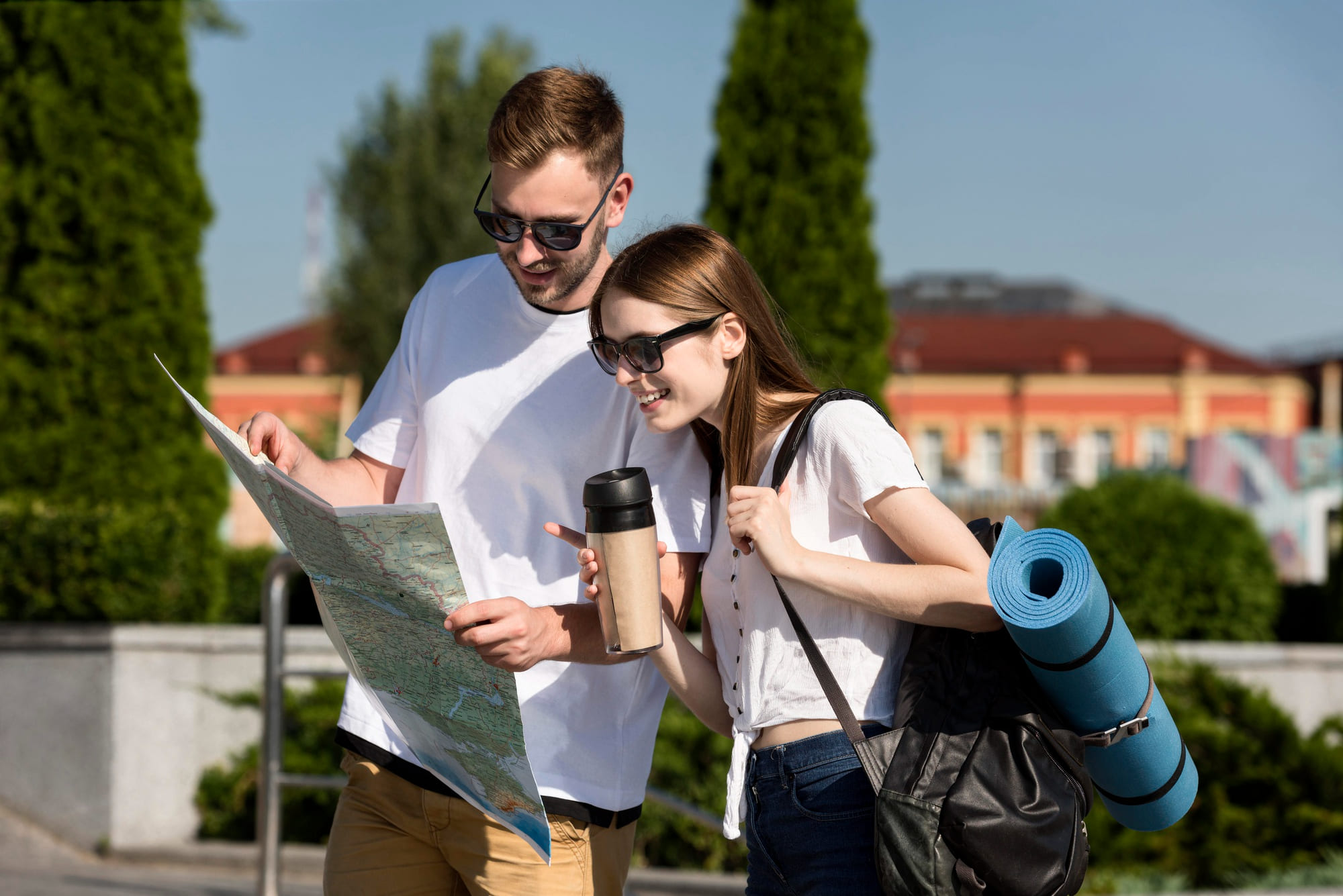 coppia di turisti con cartina in mano