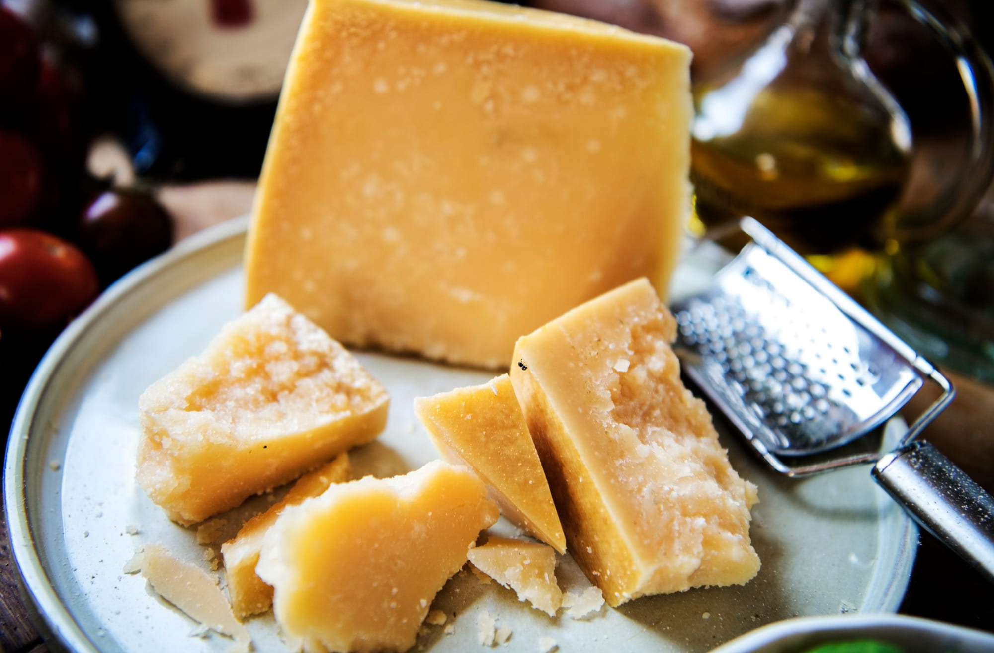 piatto con parmigiano e grattuggia