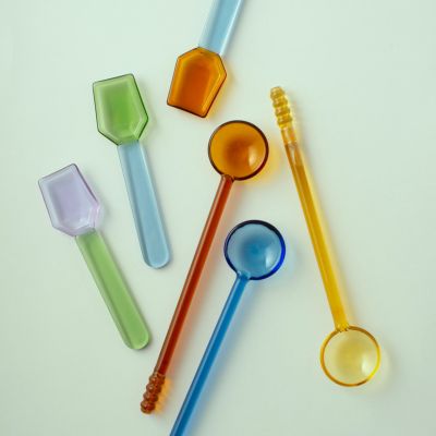 dettaglio tavola design con tovaglietta colorata e accessori vetro