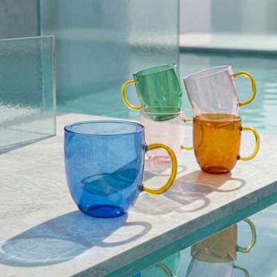 bicchieri in vetro borosilicato colorato su tavola contemporanea