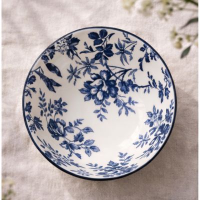 dettagli tavola Pasqua con fiori freschi e tessuti leggeri