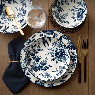 tavola Pasqua accogliente per pranzo in famiglia