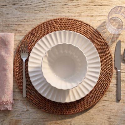 tavola Pasqua con colori pastello e decorazioni primaverili