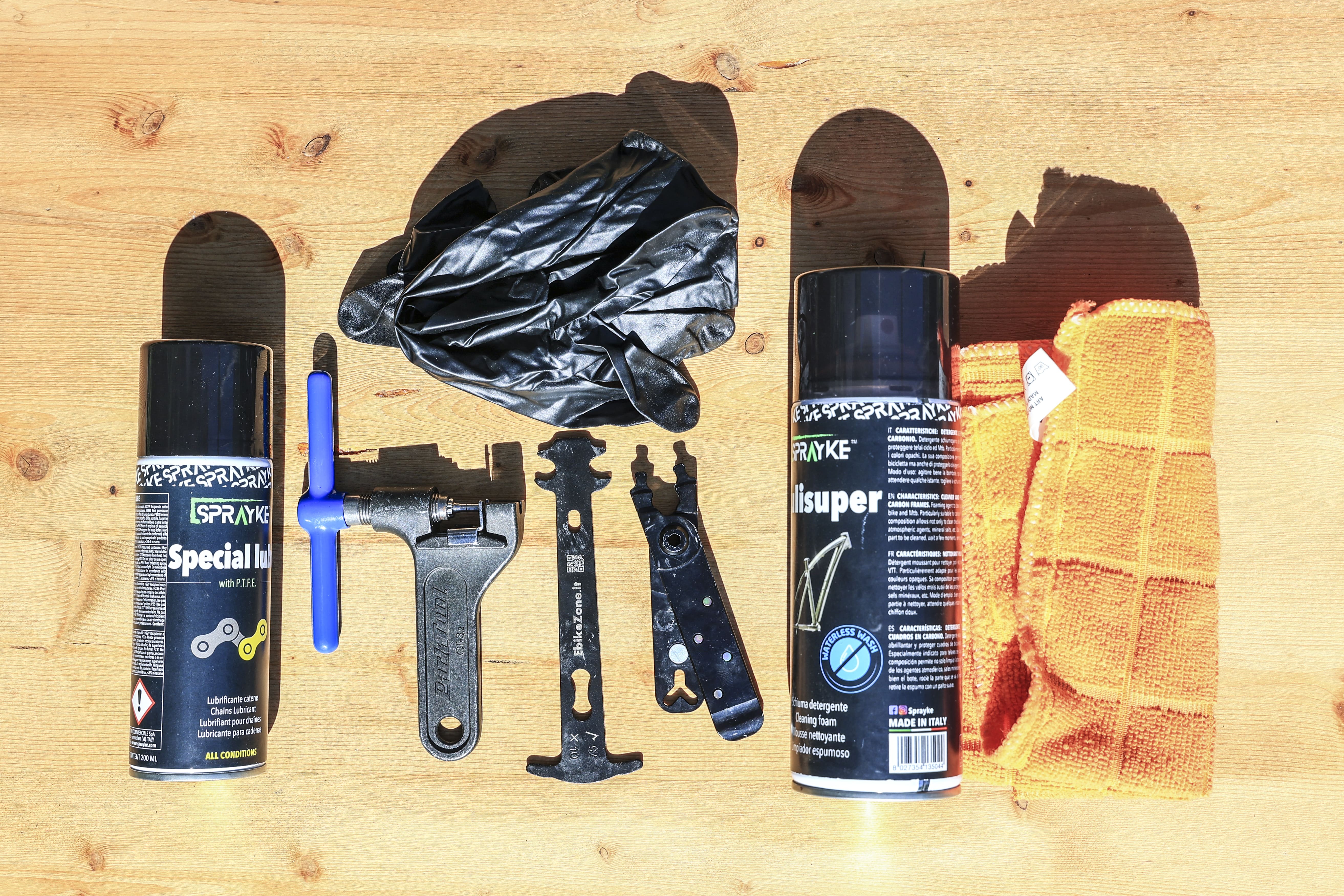 smagliacatena, pinza, sgrassatore, panno e lubrificante per cambiare catena bici