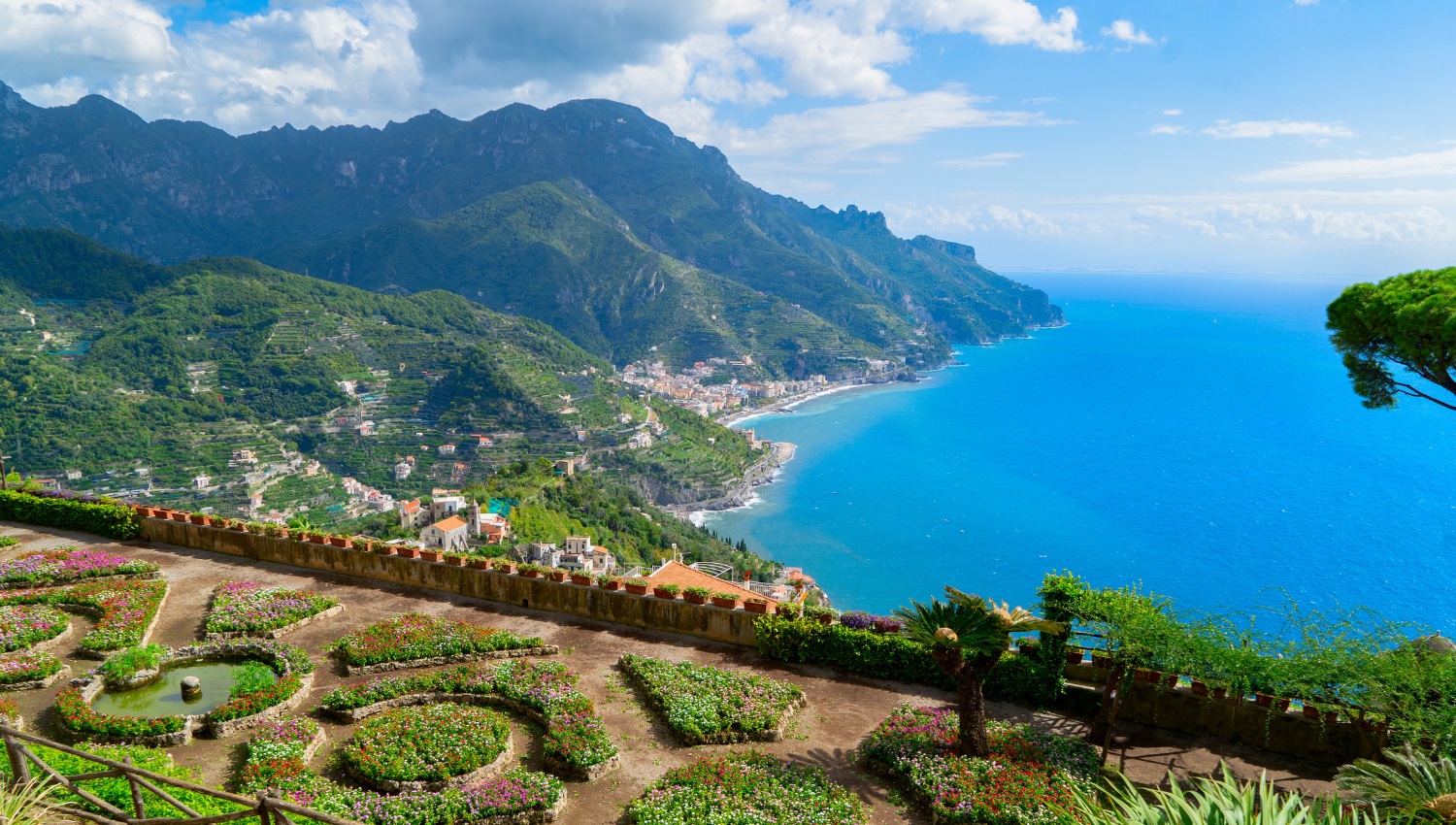 paesaggio verde su costiera amalfitana