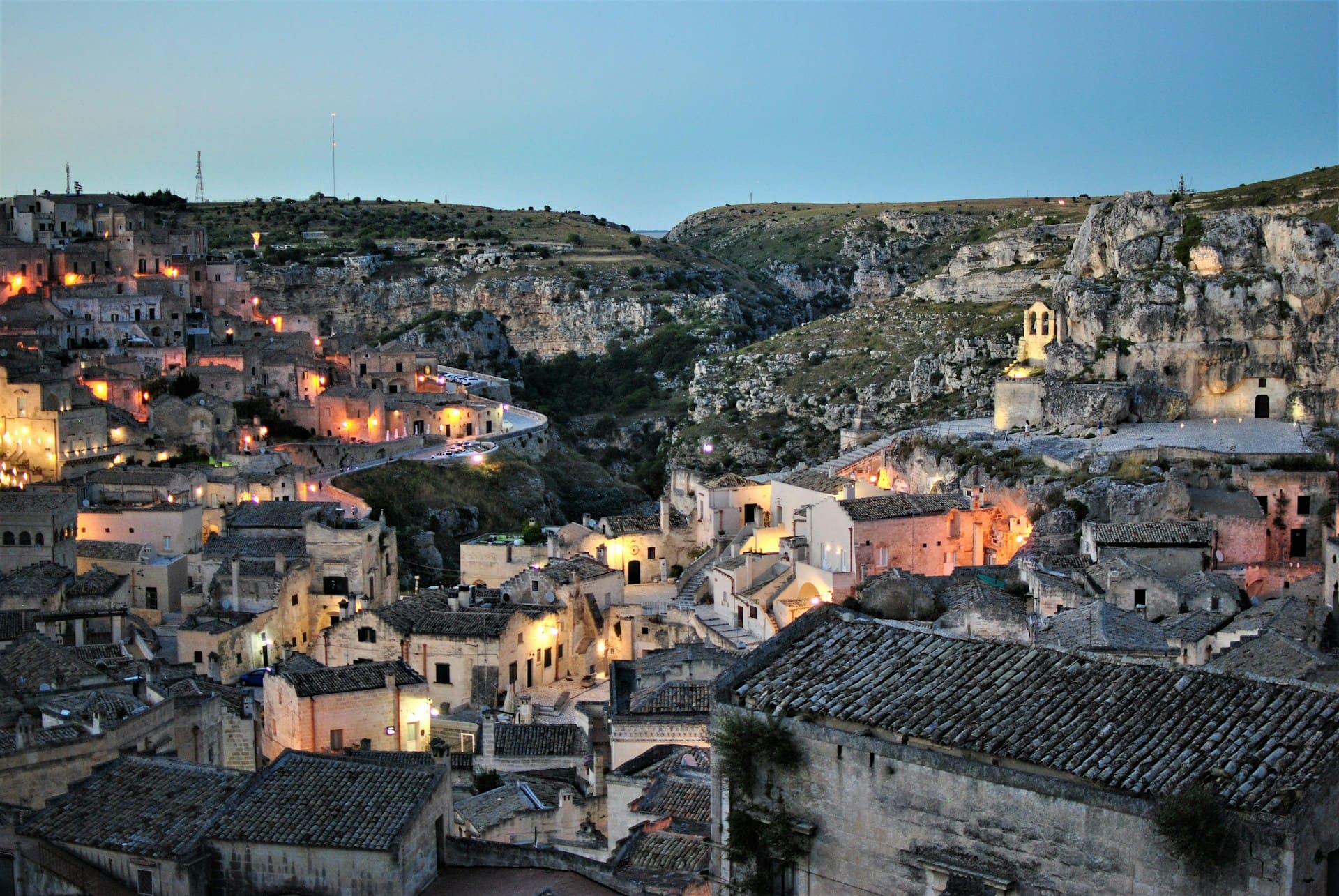 matera di notte con le case illuminate