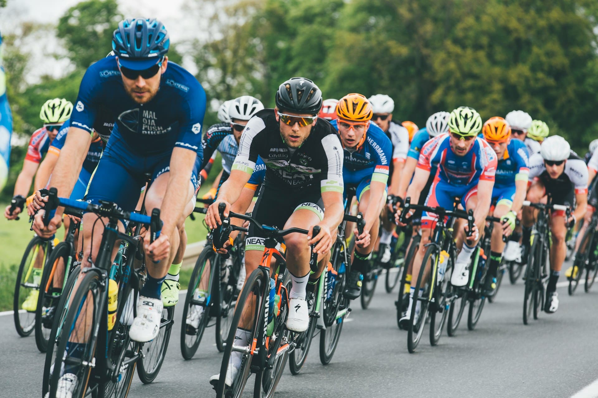 gruppo di ciclisti gareggiano con bici marathon