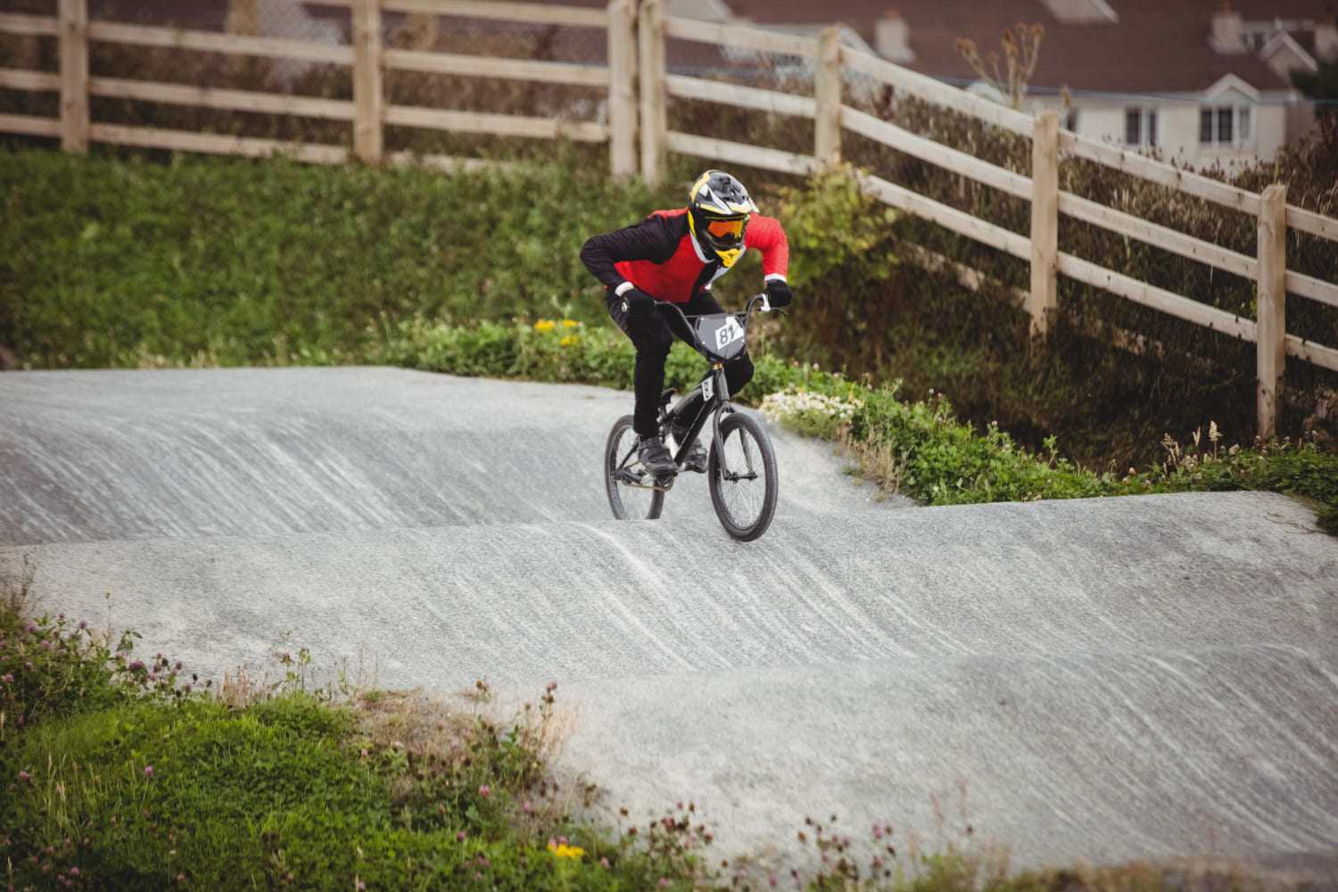 uomo in bici su pista da dirt jump